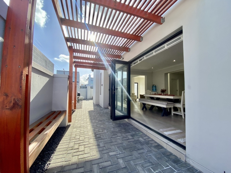 To Let 3 Bedroom Property for Rent in Sandown Western Cape